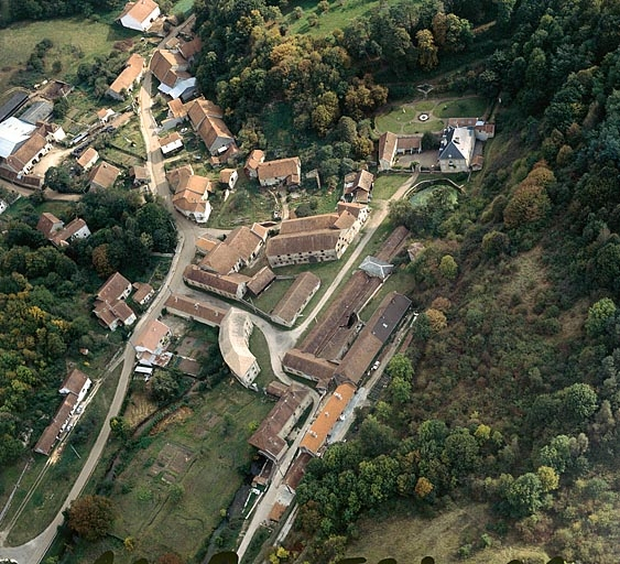 Vue aérienne plongeante depuis l'ouest en 1989. © Yves Sancey / Région Bourgogne-Franche-Comté, Inventaire du patrimoine - 1989