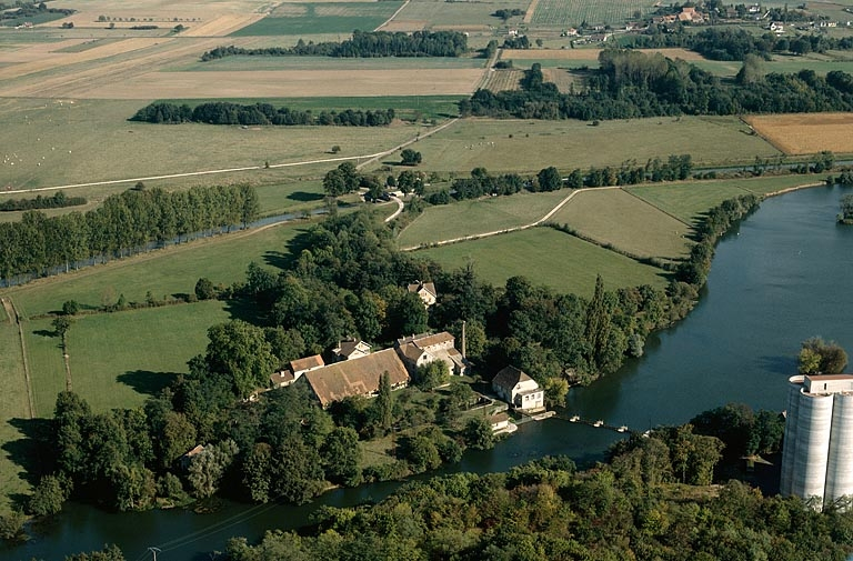 Vue aérienne depuis le nord-ouest en 1989. © Yves Sancey / Région Bourgogne-Franche-Comté, Inventaire du patrimoine - 1989