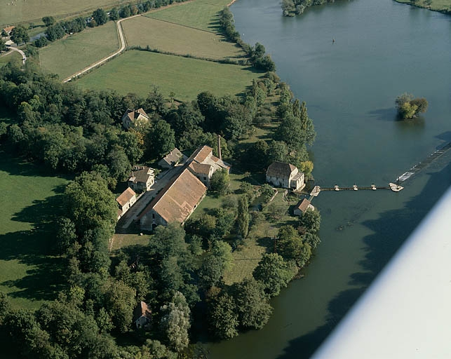 Vue aérienne plongeante depuis le nord en 1989. © Yves Sancey / Région Bourgogne-Franche-Comté, Inventaire du patrimoine - 1989