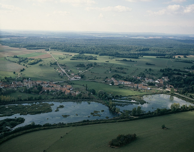 Vue aérienne depuis le sud-est en 1989. © Yves Sancey / Région Bourgogne-Franche-Comté, Inventaire du patrimoine - 1989 Vue aérienne depuis le sud-est en 1989. © Yves Sancey / Région Bourgogne-Franche-Comté, Inventaire du patrimoine - 1989