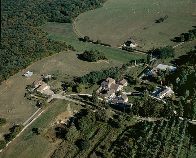 Vue aérienne plongeante depuis l'ouest en 1989. © Yves Sancey / Région Bourgogne-Franche-Comté, Inventaire du patrimoine - 1989