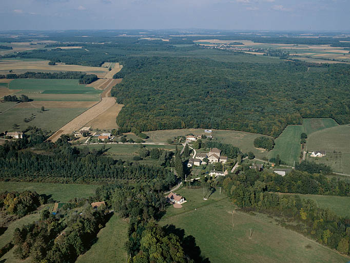 Vue aérienne depuis le sud-ouest en 1989. © Yves Sancey / Région Bourgogne-Franche-Comté, Inventaire du patrimoine - 1989