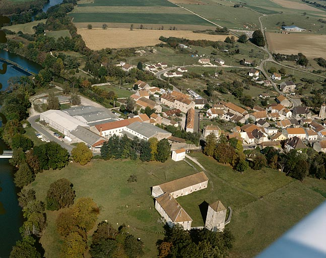 Vue aérienne depuis le sud-ouest en 1989. © Yves Sancey / Région Bourgogne-Franche-Comté, Inventaire du patrimoine - 1989