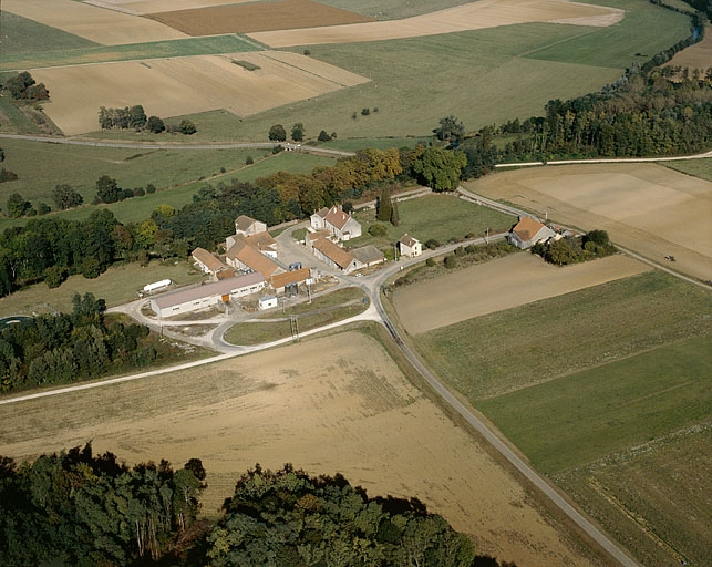 Vue aérienne depuis le sud-ouest en 1989. © Yves Sancey / Région Bourgogne-Franche-Comté, Inventaire du patrimoine - 1989