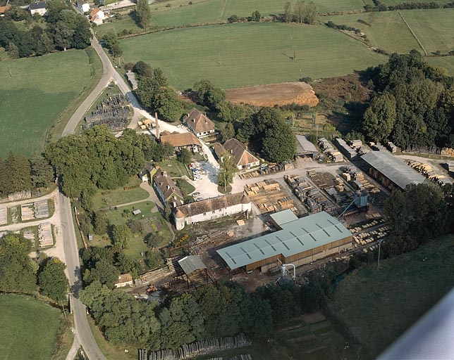 Vue aérienne depuis le sud-ouest en 1989. © Yves Sancey / Région Bourgogne-Franche-Comté, Inventaire du patrimoine - 1989