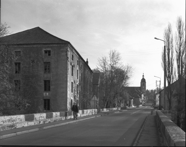 Vue générale de trois quarts gauche en 1989. © Yves Sancey / Région Bourgogne-Franche-Comté, Inventaire du patrimoine - 1989