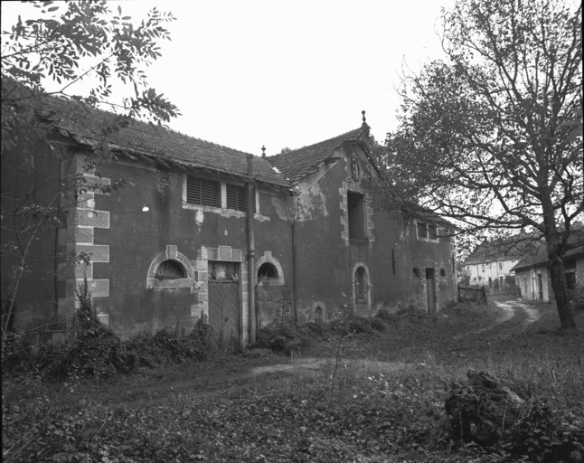Ecurie. Vue de trois quarts arrière en 1989. © Yves Sancey / Région Bourgogne-Franche-Comté, Inventaire du patrimoine - 1989