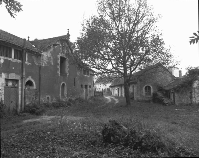 Ecurie et logement ouvrier depuis l'est en 1989. © Yves Sancey / Région Bourgogne-Franche-Comté, Inventaire du patrimoine - 1989