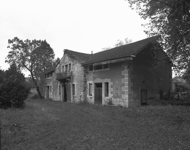 Ecurie. Vue de trois quarts droite en 1989. © Yves Sancey / Région Bourgogne-Franche-Comté, Inventaire du patrimoine - 1989