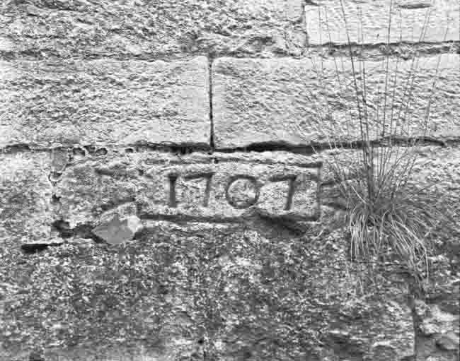 Façade nord du haut fourneau. Pierre avec cartouche millésimé en 1989. © Yves Sancey / Région Bourgogne-Franche-Comté, Inventaire du patrimoine - 1989