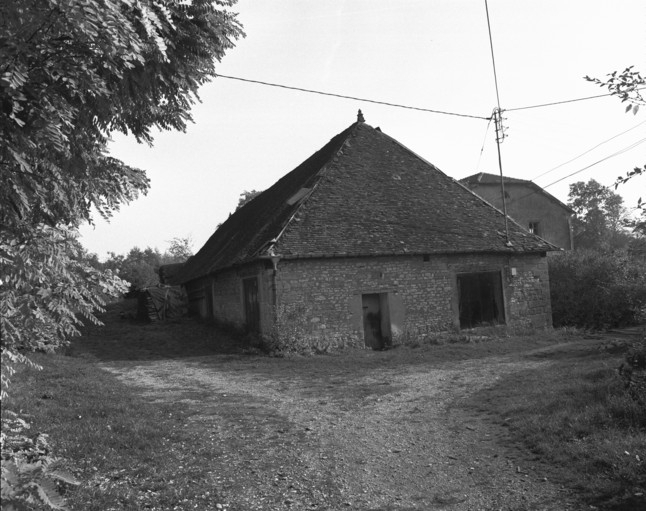 Vue de trois quarts de la halle à charbon en 1989. © Yves Sancey / Région Bourgogne-Franche-Comté, Inventaire du patrimoine - 1989