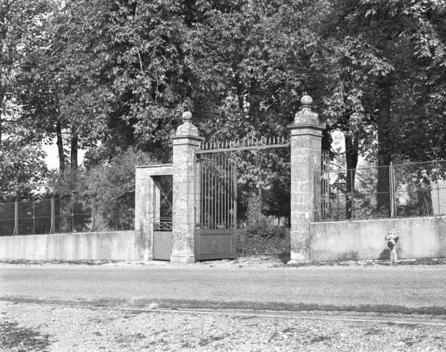 Portail d'entrée du logement patronal en 1989. © Yves Sancey / Région Bourgogne-Franche-Comté, Inventaire du patrimoine - 1989