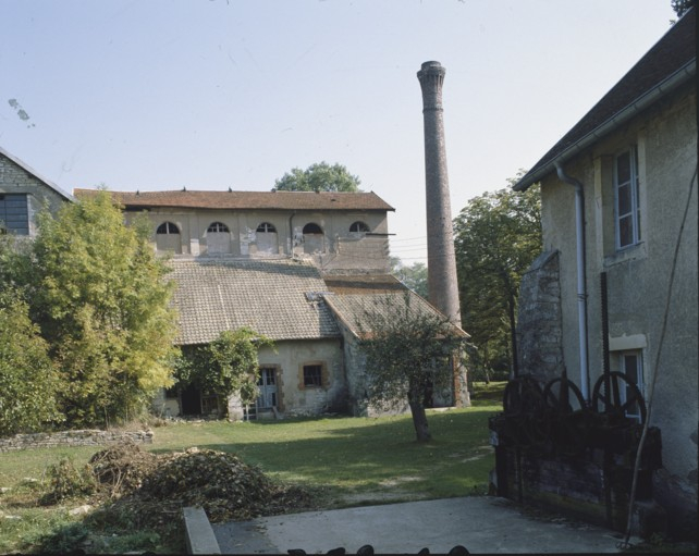 Façade ouest du haut fourneau depuis le moulin en 1989. © Yves Sancey / Région Bourgogne-Franche-Comté, Inventaire du patrimoine - 1989
