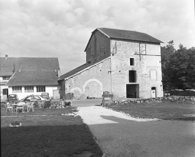 Vue d'ensemble du bâtiment du haut fourneau. Elévation est en 1989. © Yves Sancey / Région Bourgogne-Franche-Comté, Inventaire du patrimoine - 1989