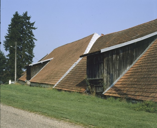 Toitures de la halle à charbon. Vue de trois quarts en 1989. © Jérôme Mongreville / Région Bourgogne-Franche-Comté, Inventaire du patrimoine - 1989 Toitures de la halle à charbon. Vue de trois quarts en 1989. © Jérôme Mongreville / Région Bourgogne-Franche-Comté, Inventaire du patrimoine - 1989