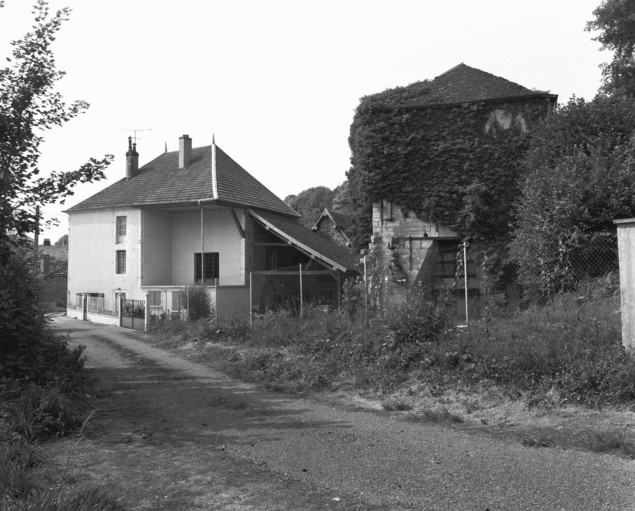 Logement patronal et haut fourneau depuis le nord-est en 1989. © Yves Sancey / Région Bourgogne-Franche-Comté, Inventaire du patrimoine - 1989
