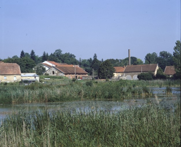 Vue de l'usine métallurgique depuis l'étang en 1989. © Yves Sancey / Région Bourgogne-Franche-Comté, Inventaire du patrimoine - 1989 Vue de l'usine métallurgique depuis l'étang en 1989. © Yves Sancey / Région Bourgogne-Franche-Comté, Inventaire du patrimoine - 1989