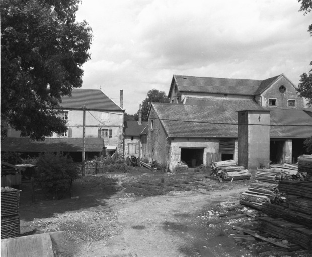 Bâtiment du haut fourneau vu de trois quarts arrière en 1989. © Yves Sancey / Région Bourgogne-Franche-Comté, Inventaire du patrimoine - 1989