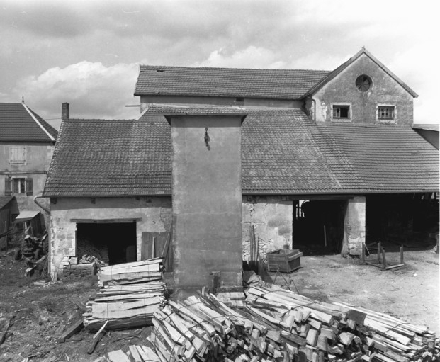 Appentis dressés contre la façade est du haut fourneau en 1989. © Yves Sancey / Région Bourgogne-Franche-Comté, Inventaire du patrimoine - 1989