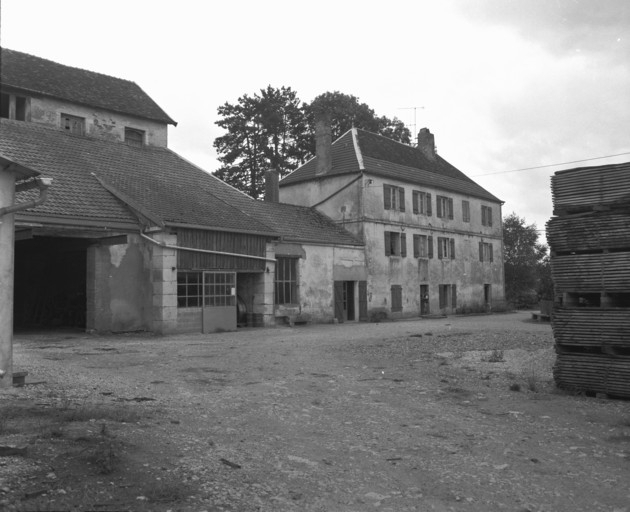 Partie sud du haut fourneau et logement patronal en 1989. © Yves Sancey / Région Bourgogne-Franche-Comté, Inventaire du patrimoine - 1989