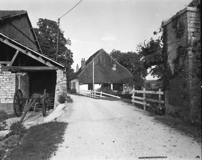 Magasin industriel et halle à charbon depuis l'entrée en 1989. © Yves Sancey / Région Bourgogne-Franche-Comté, Inventaire du patrimoine - 1989