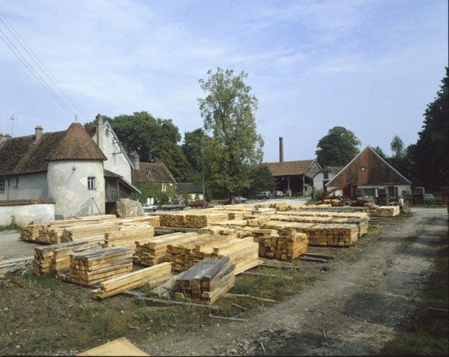 Vue d'ensemble de la cour depuis le sud en 1989. © Yves Sancey / Région Bourgogne-Franche-Comté, Inventaire du patrimoine - 1989
