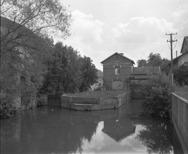 Le bâtiment de la turbine depuis le bief, en amont. Vue en 1989. © Yves Sancey / Région Bourgogne-Franche-Comté, Inventaire du patrimoine - 1989