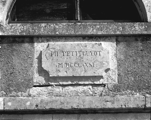 Pignon du haut fourneau. Détail du cartouche en 1989. © Yves Sancey / Région Bourgogne-Franche-Comté, Inventaire du patrimoine - 1989