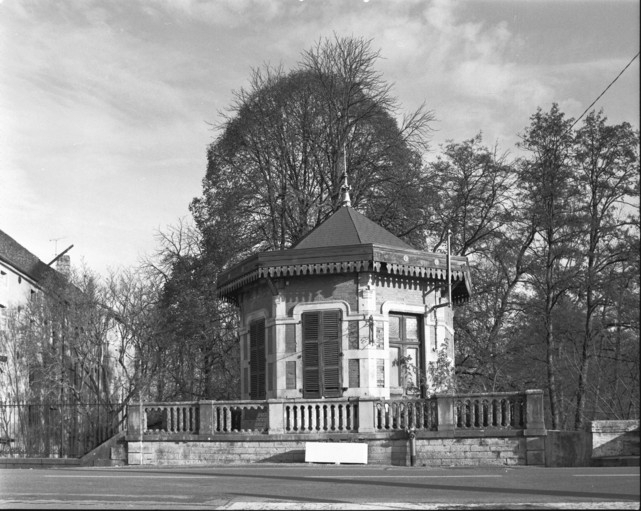 Le kiosque vu de face en 1989. © Yves Sancey / Région Bourgogne-Franche-Comté, Inventaire du patrimoine - 1989