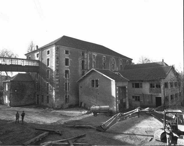 Le moulin de commerce vu de trois quarts arrière en 1989. © Yves Sancey / Région Bourgogne-Franche-Comté, Inventaire du patrimoine - 1989