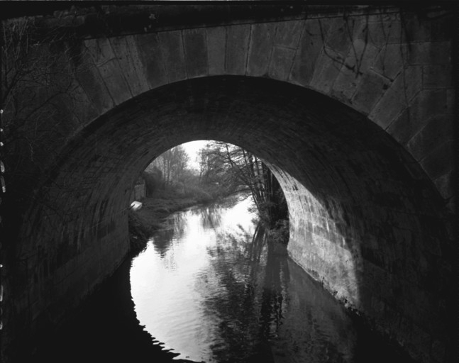 Passage voûté du canal de fuite sous la rue en 1989. © Yves Sancey / Région Bourgogne-Franche-Comté, Inventaire du patrimoine - 1989
