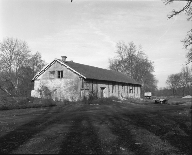 L'entrepôt industriel vu de trois quarts gauche en 1989. © Yves Sancey / Région Bourgogne-Franche-Comté, Inventaire du patrimoine - 1989