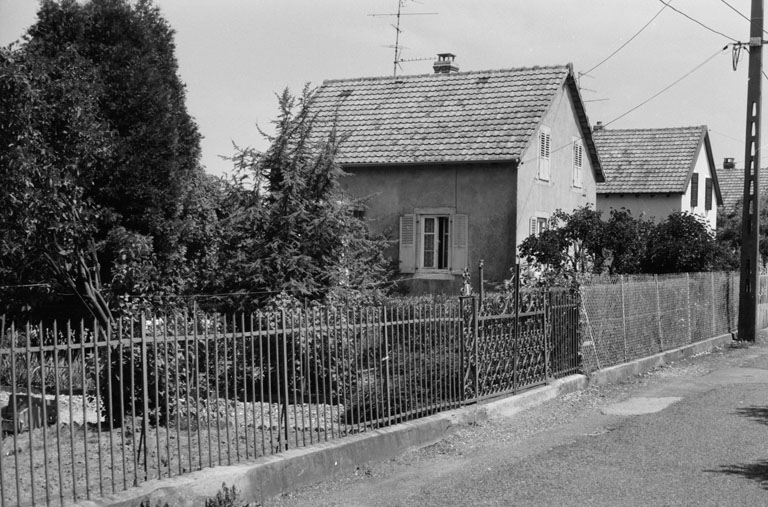 Maison (n° 3) de la rue n° 1 de la cité Bellevue. SRI. Inventaire topographique du canton de Beaucourt (1981-1982). © Bernard Lardière / Région Bourgogne-Franche-Comté, Inventaire du patrimoine - 1989
