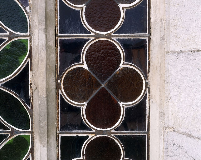 Verrière (baie 3), détail : quadrilobe de la lancette gauche, vu depuis l'extérieur. © Yves Sancey / Région Bourgogne-Franche-Comté, Inventaire du patrimoine - 1990