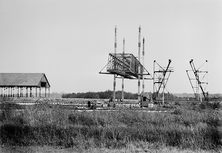 Montage du portique roulant du parc aux pièces, en 1928. © Jérôme  Mongreville (reproduction), Charnotet / Région Bourgogne-Franche-Comté, Inventaire du patrimoine - 1990 Montage du portique roulant du parc aux pièces, en 1928. © Jérôme  Mongreville (reproduction), Charnotet / Région Bourgogne-Franche-Comté, Inventaire du patrimoine - 1990
