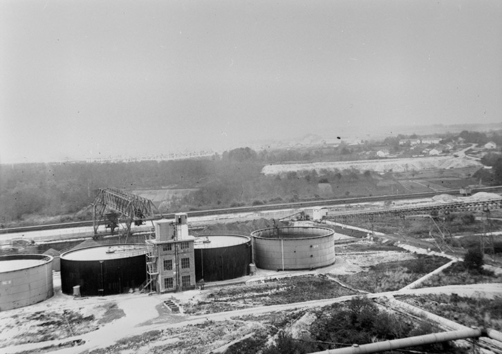 Réservoirs à saumure, en avant du port. © Jérôme  Mongreville (reproduction), Charnotet / Région Bourgogne-Franche-Comté, Inventaire du patrimoine - 1990 Réservoirs à saumure, en avant du port. © Jérôme  Mongreville (reproduction), Charnotet / Région Bourgogne-Franche-Comté, Inventaire du patrimoine - 1990