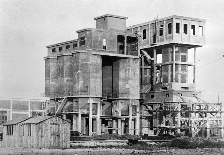 Fours Backmann en construction. © Jérôme  Mongreville (reproduction), Charnotet / Région Bourgogne-Franche-Comté, Inventaire du patrimoine - 1990 Fours Backmann en construction. © Jérôme  Mongreville (reproduction), Charnotet / Région Bourgogne-Franche-Comté, Inventaire du patrimoine - 1990