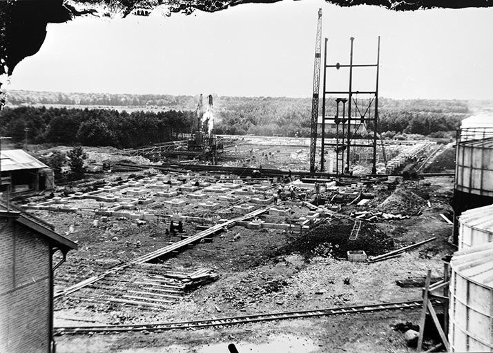 Construction de l'atelier de caustification : pose de la 1ère travée de l'ossature métallique, en 1930 (En arrière-plan à gauche, mouton à vapeur enfonçant un pilot) © Jérôme  Mongreville (reproduction) / Région Bourgogne-Franche-Comté, Inventaire du patrimoine - 1990 Construction de l'atelier de caustification : pose de la 1ère travée de l'ossature métallique, en 1930 (En arrière-plan à gauche, mouton à vapeur enfonçant un pilot) © Jérôme  Mongreville (reproduction) / Région Bourgogne-Franche-Comté, Inventaire du patrimoine - 1990