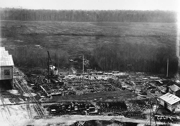 Construction de l'atelier du chlorure de calcium (CaCl2) : enfoncement des pilots. © Jérôme  Mongreville (reproduction), Charnotet / Région Bourgogne-Franche-Comté, Inventaire du patrimoine - 1990 Construction de l'atelier du chlorure de calcium (CaCl2) : enfoncement des pilots. © Jérôme  Mongreville (reproduction), Charnotet / Région Bourgogne-Franche-Comté, Inventaire du patrimoine - 1990