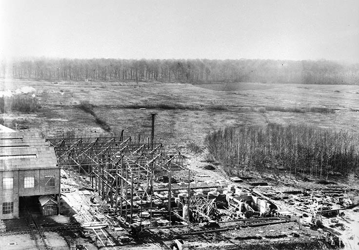 Construction de l'atelier du chlorure de calcium : montage de l'ossature métallique. © Jérôme  Mongreville (reproduction), Charnotet / Région Bourgogne-Franche-Comté, Inventaire du patrimoine - 1990 Construction de l'atelier du chlorure de calcium : montage de l'ossature métallique. © Jérôme  Mongreville (reproduction), Charnotet / Région Bourgogne-Franche-Comté, Inventaire du patrimoine - 1990