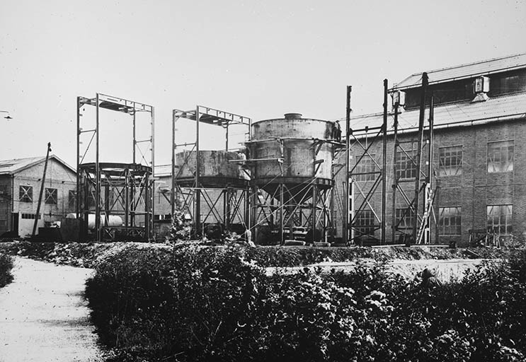 Montage des réservoirs de l'atelier du chlorure de calcium, dans la cour centrale. © Jérôme  Mongreville (reproduction), Charnotet / Région Bourgogne-Franche-Comté, Inventaire du patrimoine - 1990 Montage des réservoirs de l'atelier du chlorure de calcium, dans la cour centrale. © Jérôme  Mongreville (reproduction), Charnotet / Région Bourgogne-Franche-Comté, Inventaire du patrimoine - 1990