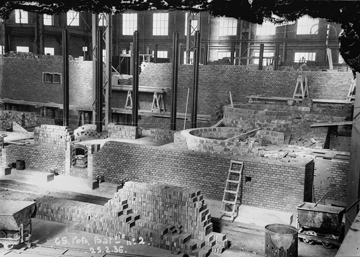 Atelier de caustification : construction des pots (batterie n° 2). © Jérôme  Mongreville (reproduction), Charnotet / Région Bourgogne-Franche-Comté, Inventaire du patrimoine - 1990 Atelier de caustification : construction des pots (batterie n° 2). © Jérôme  Mongreville (reproduction), Charnotet / Région Bourgogne-Franche-Comté, Inventaire du patrimoine - 1990