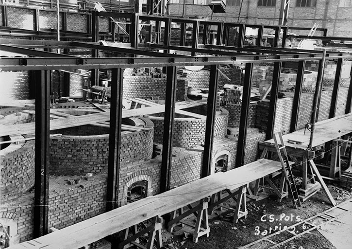 Atelier de caustification : construction des pots (batterie n° 2). © Jérôme  Mongreville (reproduction), Charnotet / Région Bourgogne-Franche-Comté, Inventaire du patrimoine - 1990 Atelier de caustification : construction des pots (batterie n° 2). © Jérôme  Mongreville (reproduction), Charnotet / Région Bourgogne-Franche-Comté, Inventaire du patrimoine - 1990