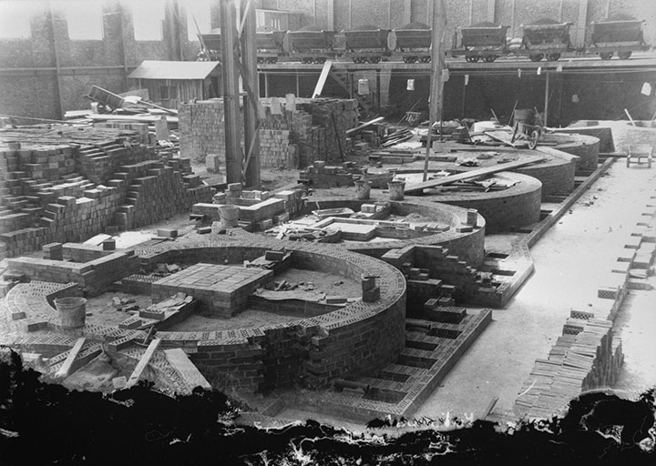 Atelier de caustification : construction des pots (batterie n° 4). © Jérôme  Mongreville (reproduction), Charnotet / Région Bourgogne-Franche-Comté, Inventaire du patrimoine - 1990 Atelier de caustification : construction des pots (batterie n° 4). © Jérôme  Mongreville (reproduction), Charnotet / Région Bourgogne-Franche-Comté, Inventaire du patrimoine - 1990