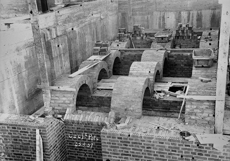 Atelier du chlorure de calcium : construction des pots. © Jérôme  Mongreville (reproduction), Charnotet / Région Bourgogne-Franche-Comté, Inventaire du patrimoine - 1990 Atelier du chlorure de calcium : construction des pots. © Jérôme  Mongreville (reproduction), Charnotet / Région Bourgogne-Franche-Comté, Inventaire du patrimoine - 1990