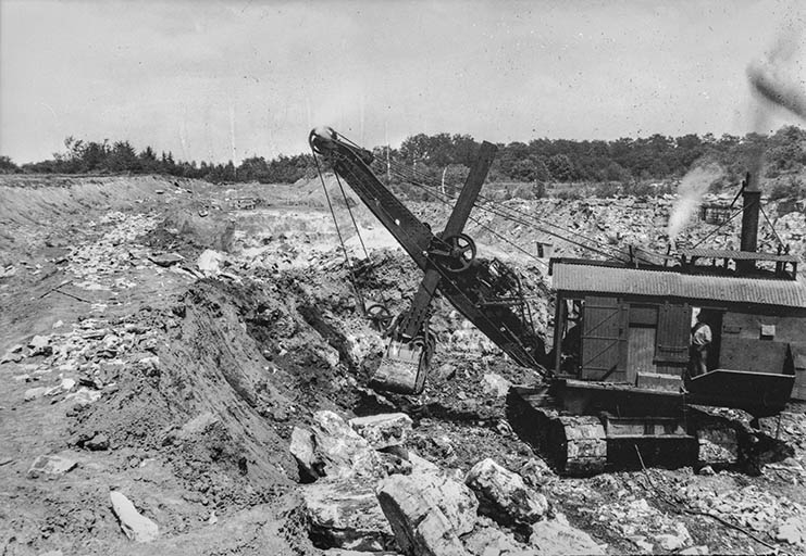 Excavatrice à vapeur Bucyrus, vers 1930. © Jérôme  Mongreville (reproduction), Charnotet / Région Bourgogne-Franche-Comté, Inventaire du patrimoine - 1990 Excavatrice à vapeur Bucyrus, vers 1930. © Jérôme  Mongreville (reproduction), Charnotet / Région Bourgogne-Franche-Comté, Inventaire du patrimoine - 1990