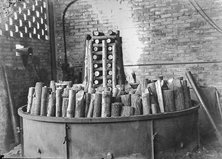 Fabrication de charbon de bois (ou de gaz carbonique ?) : 2e étape du chargement du bois dans la machine. © Jérôme  Mongreville (reproduction), Charnotet / Région Bourgogne-Franche-Comté, Inventaire du patrimoine - 1990 Fabrication de charbon de bois (ou de gaz carbonique ?) : 2e étape du chargement du bois dans la machine. © Jérôme  Mongreville (reproduction), Charnotet / Région Bourgogne-Franche-Comté, Inventaire du patrimoine - 1990