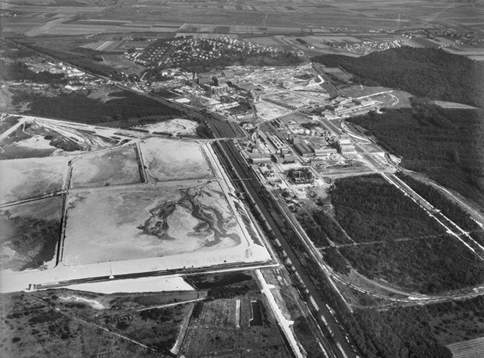 Vue d'ensemble de l'usine depuis l'ouest [vue aérienne]. © Jérôme  Mongreville (reproduction) / Région Bourgogne-Franche-Comté, Inventaire du patrimoine - 1990