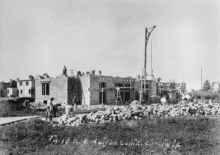 Travaux de construction de l'immeuble avec boutiques, 2, place de la Victoire, façade antérieure. © Jérôme  Mongreville (reproduction), Charnotet / Région Bourgogne-Franche-Comté, Inventaire du patrimoine - 1990
