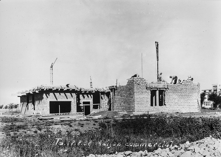 Travaux de construction de l'immeuble avec boutiques, 2, place de la Victoire, façade postérieure et face gauche. © Jérôme  Mongreville (reproduction), Charnotet / Région Bourgogne-Franche-Comté, Inventaire du patrimoine - 1990